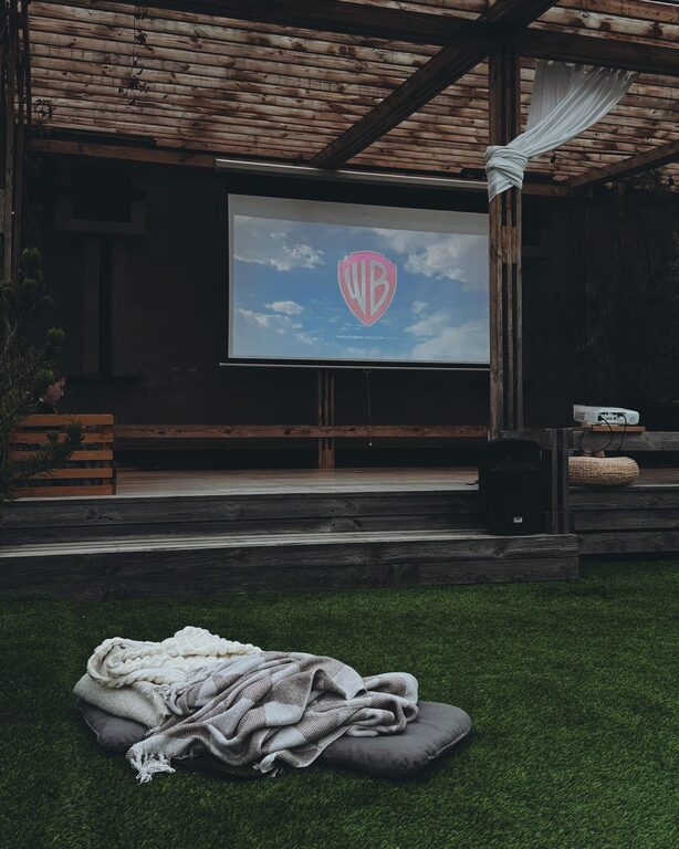 How to Host a Cozy Movie Night at Home: Easy Tips for a Perfect Evening
